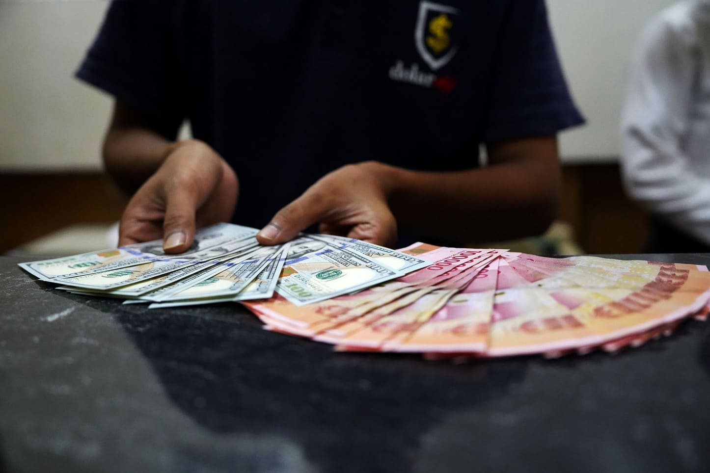 Rupiah Melemah ke Rp17.394, Dolar AS Menguat di Tengah Eskalasi Geopolitik Global